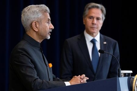 ７月２８日、 ブリンケン米国務長官（写真右）は、インドのジャイシャンカル外相（同左）と会談し、ウクライナにとって「公正で恒久的な平和」が重要と強調した。ワシントンで２０２２年９月代表撮影（２０２４年　ロイター）