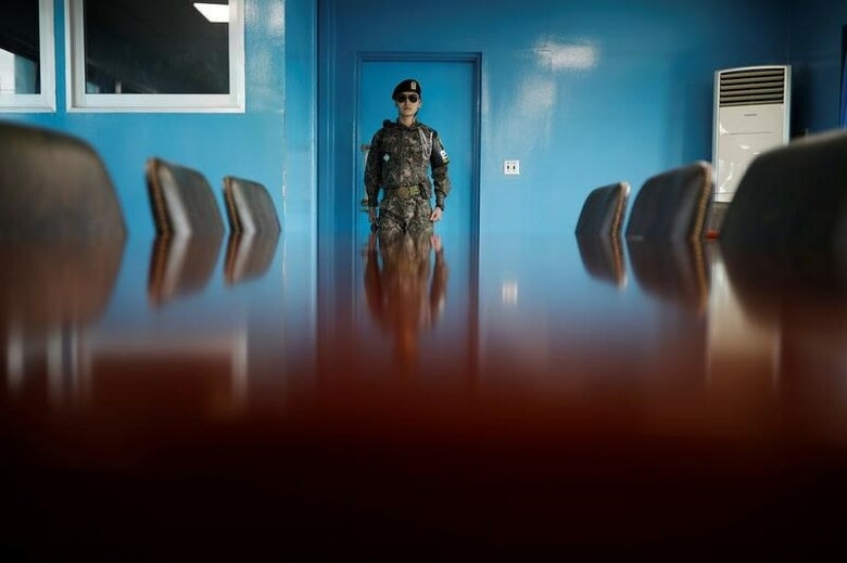 ６月５日、来週１２日の米朝首脳会談で、朝鮮戦争を正式に終結する平和宣言を、自らの提案通りに実現するならば、トランプ大統領はテレビ向けに用意された世界の大舞台で大いに注目を浴びることになるだろう。写真は板門店を警備する韓国軍兵士。４月撮影（２０１８年　ロイター/Kim Hong-Ji）