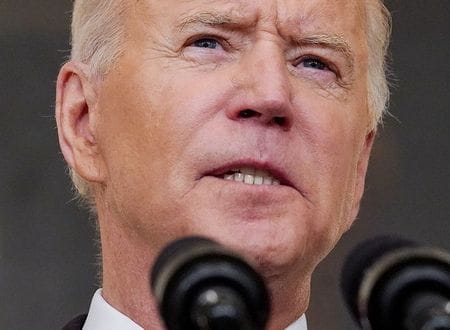 フランスのマクロン大統領とバイデン米大統領（写真）は２２日、潜水艦開発計画を巡る問題を受け、電話会談を行った。９日撮影（２０２１年　ロイター/Kevin Lamarque）