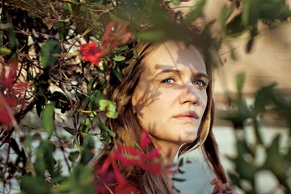 ＜Savanna＞私はアリゾナ州フェニックスの美術高校に親友と一緒に車で通っていた。ある日、学校に行く車でラジオを聞いていたら同性婚の話題が流れ、女性視聴者からのメールが読み上げられた。「私たちが心配しなければならないのは、同性愛者の子供たちだ」「そういう人たちに育てられるのはよくない」。私は激怒して、ラジオ局に電話をした。「私はゲイの両親を持つ子供です。あのメールには愕然とした。誰の同情も要らない。私の両親は素晴らしい」って怒りを爆発させた。