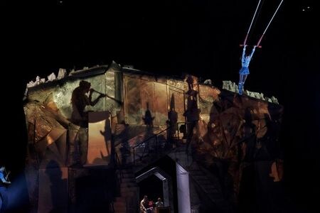 カナダの著名サーカス劇団シルク・ドゥ・ソレイユ・エンターテイメント・グループが２９日、破産法の適用を申請した。写真は１月１５日、ラトビア・リガでの公演（２０２０年　ロイター/Ints Kalnins）