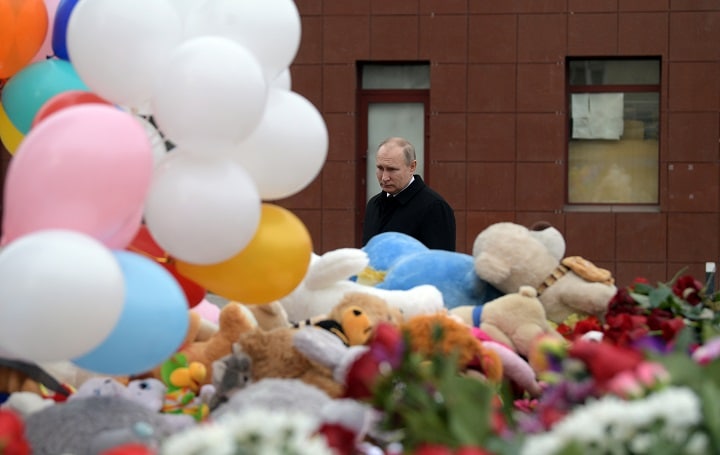 ロシア官僚が許しを請うべき相手は犠牲者でも市民でもなく最高指導者だ（3月27日、ケメレボの火災現場を訪れたプーチン大統領）　Alexei Druzhinin -REUTERS