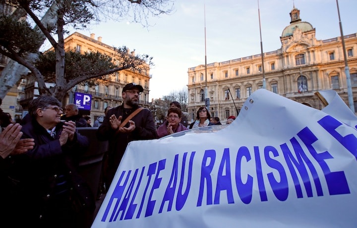 今年の３月、パリで高齢のユダヤ人女性が自宅で刺殺され、遺体に火をつけられる事件が発生。「ストップ レイシズム」と掲げ、女性を追悼する人々　Jean-Paul Pelissier-REUTERS