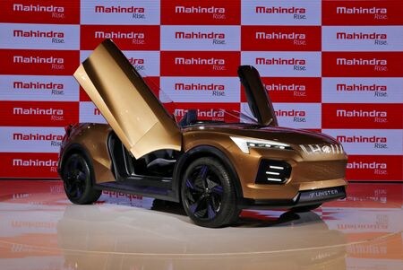 　７月１０日、インドのマヒンドラ・アンド・マヒンドラのアニシュ・シャーＣＥＯは、ＥＶ増産のための将来的なバッテリーセル確保で、必要になればこの分野での「世界的な有力企業」に何らかの投資を検討するのもやぶさかでないと述べた。写真は印グレーター・ノイダで２０２０年２月撮影（２０２２年　ロイター/Anushree Fadnavis）