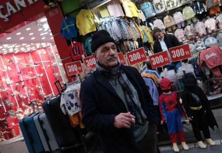 　トルコ統計局が３日発表した４月の消費者物価指数（ＣＰＩ）は前年同月比６９．８％上昇し、２０２２年終盤以来の高い伸びとなった。教育や外食・宿泊費用などが大幅に上昇した。イスタンブールで３月撮影（２０２４年　ロイター／Murad Sezer）