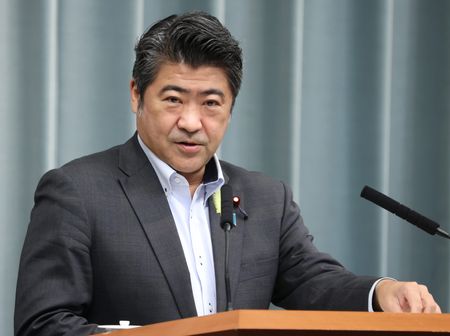 　木原誠二官房副長官は２６日午後の会見で、宮内庁の発表を踏まえ、上皇さまが心不全と診断され、内科的治療により「現在は心不全の症状は改善しつつある」と語った。写真は８日、首相官邸で会見する木原氏（２０２２年　時事通信）