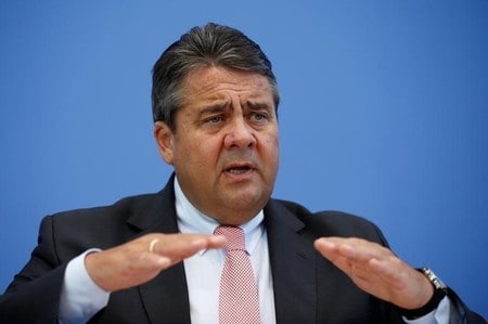 　６月１６日、ドイツのガブリエル経済相（写真）は、英国が国民投票の結果、欧州連合（ＥＵ）離脱を決めれば、欧州全体の信頼性が低下すると強調した。８日撮影（２０１６年　ロイター/Axel Schmidt）
