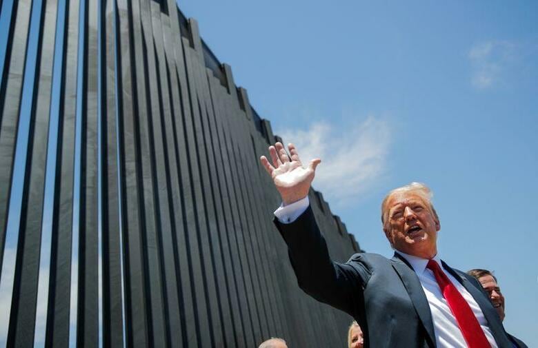 トランプ米大統領は２３日、アリゾナ州を訪問し、フェニックスで数千人の若者を前に「法と秩序」というメッセージを強調してスピーチを行い、全米で広がる抗議デモを批判した。（２０１９年　ロイター/CARLOS BARRIA）