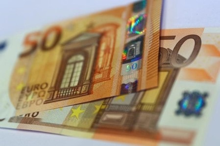 　５月２６日、米商品先物取引委員会（ＣＦＴＣ）が発表した、ＩＭＭ通貨先物の非商業（投機）部門の取組（５月２３日までの１週間）によると、投機筋のユーロの買い越しポジションが６万４８４５枚と、２０１４年３月以来の高水準となった。３月撮影（２０１７年　ロイター/Kai Pfaffenbach）