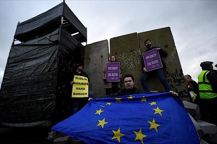 バックストップは、英領北アイルランドとEU加盟国アイルランドの間に厳格な国境管理が導入されることを回避するための取り決め。写真はブレグジット（英国のEU離脱）反対派。1月26日、アイルランドのキャリックカーナンで撮影（2019年　ロイター/Clodagh Kilcoyne）