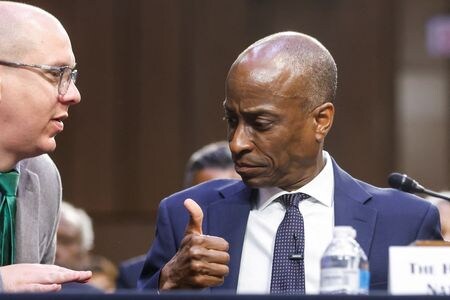 米連邦準備理事会（ＦＲＢ）のジェファーソン副議長は２１日、人工知能（ＡＩ）の導入により、ＦＲＢ当局者の発言や政策声明に対する投資家の反応速度が加速しているとの見方を示した。２０２３年６月撮影（２０２５年　ロイター/Jonathan Ernst）