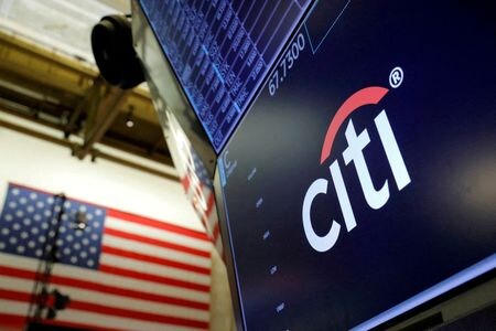 １１月２０日、米金融大手シティグループのジェーン・フレイザー最高経営責任者（ＣＥＯ）ら経営陣が、大規模な組織再編成の一環で欧米事業の幹部交代を発表したことが社内メモで分かった。写真は同グループのロゴ。ニューヨーク証券取引所で２０２１年８月撮影（２０２３年　ロイター/Andrew Kelly）