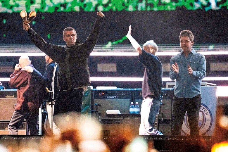 兄ノエル・ギャラガー（右）と弟リアム・ギャラガー（左）　AP/AFLO