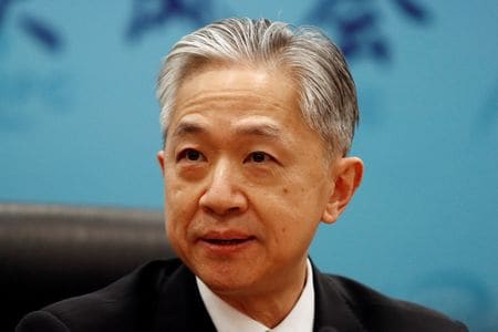 　中国外務省は１０日、反軍政勢力との戦闘が起きているミャンマーについて、国境における安全と安定を確保すると表明するとともに、同国の全当事者に対して直ちに戦闘を停止するよう求めた。写真は外務省の汪文斌報道官。４月撮影（２０２３年　ロイター／Florence Lo）