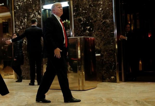 １月１３日、トランプ次期米大統領は米紙ウォールストリート・ジャーナルのインタビューで、中国の為替・貿易慣行に改善が見られるまで中国と台湾は不可分とする「一つの中国」の原則にコミットしない姿勢を示した。写真はマンハッタン・トランプタワーで１３日撮影（２０１７年　ロイター／Mike Segar）