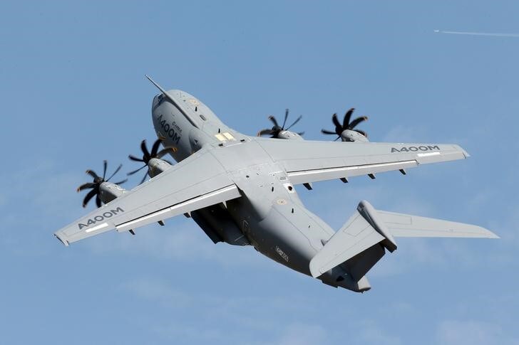 ６月１０日、欧州航空機大手エアバスの軍用輸送機「Ａ４００Ｍ」（写真）の納入が遅れている問題で、フランスやその他欧州各国政府から性能と納期の約束を守るよう、エアバスに対する圧力があらためて高まっている。パリ近郊で２０１５年６月撮影（２０１６年　ロイター/Pascal Rossignol）
