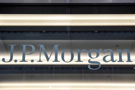 　６月１６日、ＪＰモルガンは、欧州中央銀行（ＥＣＢ）が９月に２５ベーシスポイント（ｂｐ）の追加利上げを行うと予想、ターミナルレート（利上げの最終到達点）の予想を３．７５％から４％に引き上げた。写真はニューヨークで２０１７年１月撮影（２０２３年　ロイター／Stephanie Keith）