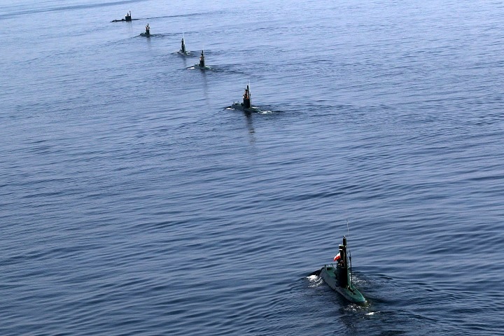 イランの革命防衛隊は8月2日、ホルムズ海峡封鎖を想定した軍事演習を行った（写真は1月、オマーン湾での軍事演習）　Ebrahim Norouzi-REUTERS