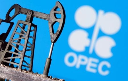 2日アジア時間の原油先物は下落している。中国国家統計局が週末発表した７月の製造業購買担当者景気指数（ＰＭＩ）が昨年２月以来の低水準となったことで、世界第２位の石油消費国である中国の景気減速が懸念されていることや、７月の石油輸出国機構（ＯＰＥＣ）の産油量が昨年４月以来の高水準に達したことが背景にある。昨年４月撮影。（2021年 ロイター/Dado Ruvic/Illustration ）