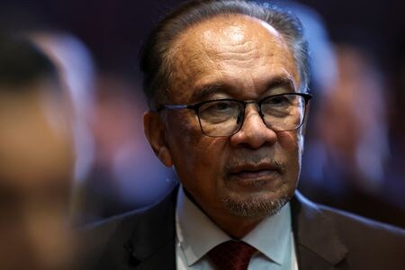　１０月１８日、マレーシアのアンワル首相兼財務相（写真）が発表した２０２５年の予算案は、歳出が前年比３．３％増の４２１０億リンギ（９８０億ドル）と過去最大になった。写真はラオスのビエンチャンで１１日撮影（２０２４　ロイター／Athit Perawongmetha）