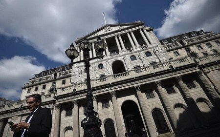 　８月１１日、イングランド銀行（英中央銀行、ＢＯＥ）金融政策委員会のマイケル・ソーンダース委員は、欧州連合（ＥＵ）離脱を巡る不透明感にかかわらず同国経済は持ちこたえる見通しであり、ＢＯＥは利上げにより「もう少し活動家になる」ことが必要だとの見解を示した。写真はロンドンで４月に撮影。（2017年　ロイター／Hannah Mckay）