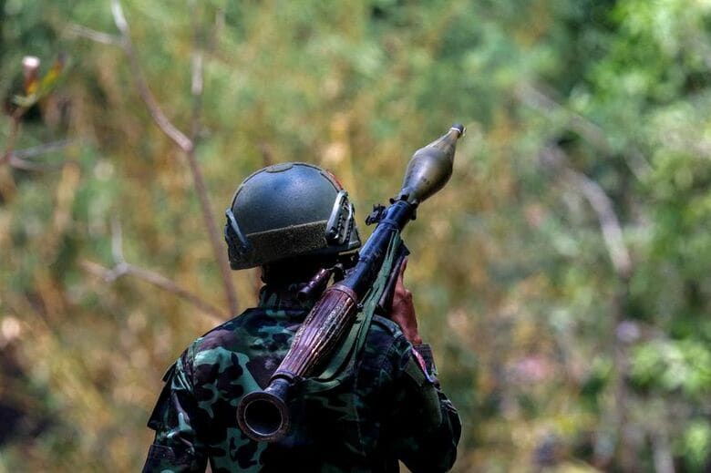 写真はカレン民族解放軍（KNLA）の兵士。2024年4月、ミャンマーのミャワディで撮影。REUTERS/Athit Perawongmetha