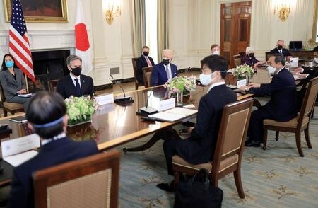 　４月１６日　日米両政府はワシントンで首脳会談を開き、台湾海峡や新彊ウイグル自治区の状況をはじめ、中国を巡る問題を中心に議論した。写真は拡大会合の様子。４月１６日、ホワイトハウスで撮影（２０２１年　ロイター/Tom Brenner）