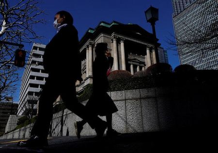 　５月２７日　日銀の正木一博企画局長は２７日、参院・決算委員会で、実質賃金の先行きについて、春季労使交渉（春闘）での高い賃上げ率を反映して名目賃金が伸び率を高める一方、既往の輸入物価上昇を起点とした価格転嫁の影響は落ち着いていくとし、実質賃金の前年比は徐々にプラスに転化していくと述べた。写真は３月１８日、都内で撮影（２０２４年　ロイター／Kim Kyung-Hoon）
