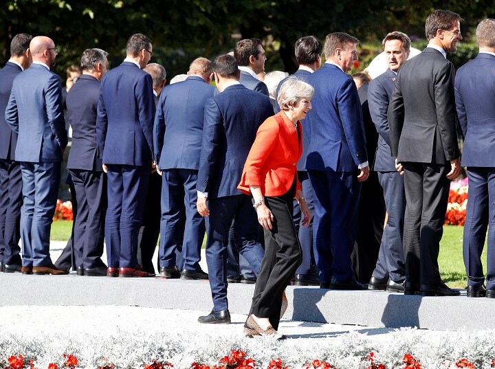 EU指導者たちの記念写真撮影で、早くもブレグジットした？イギリスのメイ首相（9月20日、オーストリアのザルツブルクで）　Leonhard Foeger-REUTERS