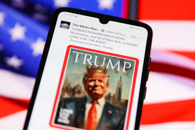 ホワイトハウス公式Xアカウントに現れた王冠をかぶったトランプ　(Photo by Beata Zawrzel/NurPhoto)