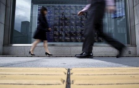 　４月２５日、東京株式市場で日経平均は３日続伸。終値で３月３０日以来、約４週間ぶりに１万９０００円台を回復した。為替がドル安／円高方向に振れたことが重荷となり、朝方は小安く始まったものの、懸念された北朝鮮による核実験やミサイル発射などの挑発行為がなく、地政学リスクへの懸念が後退した。写真は都内で２０１５年４月撮影（２０１７年　ロイター／Yuya Shino）