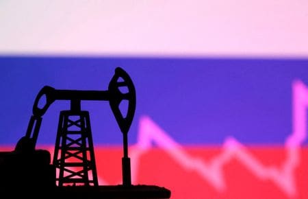 欧州連合（ＥＵ）は、５月２０―２２日にカナダで開かれる主要７カ国（Ｇ７）財務相・中央銀行総裁会議で、海上輸送されるロシア産原油の取引価格上限を現行の１バレル＝６０ドルから引き下げるよう提起する方針を固めた。２０２３年１０月撮影のイメージ写真（２０２５年　ロイター/Dado Ruvic/Illustration）