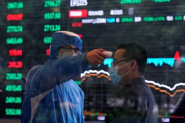 中国の製造業者は新型コロナウイルス流行で二重の苦しみに見舞われている。国内の感染拡大で2月の景況感が記録的な落ち込みを示した上に、主要取引相手の韓国と日本で新型ウイルスの感染者が急増し、両国の一部製造業者が操業の一部停止や中国の製造拠点向けの交換部品の供給削減を進めているためだ。2月28日、上海で撮影（2020年　ロイター/Aly Song）