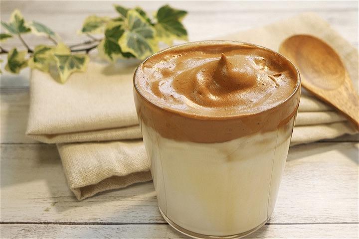 世界的に話題となっているタルゴナコーヒー。作るためには材料の他に体力が必要だ。