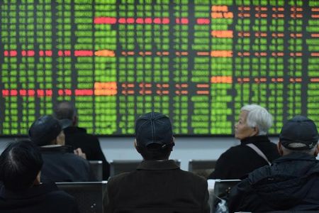 国際金融協会（ＩＩＦ）が２３日発表した月間証券投資動向によると、３月は海外勢が新興国市場の証券を約３２７億ドル買い越した。写真は杭州の証券会社で２０２０年２月撮影。チャイナ・デーリー提供（２０２４年　ロイター）
