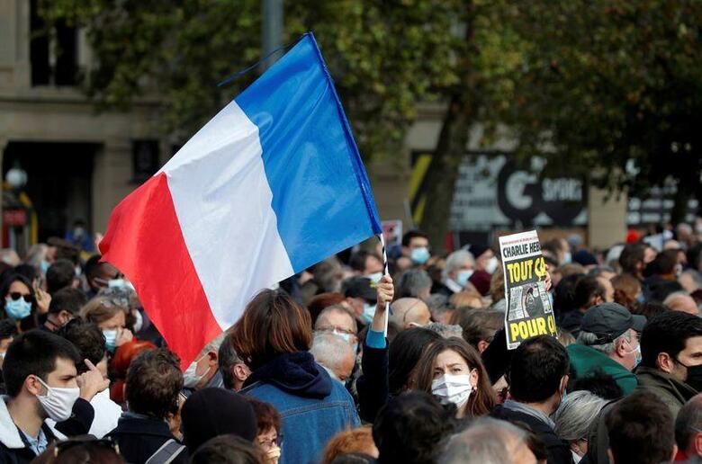 フランスで18日、教師の支援と表現の自由の擁護を求めるデモが全土で展開され、数千人が参加した。写真は同日パリで撮影(2020年　ロイター/Charles Platiau)