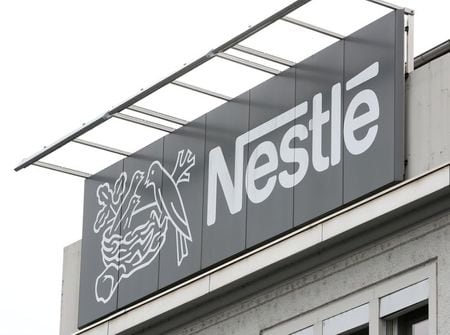 　スイスの食品大手ネスレが２２日発表した第１・四半期決算は売上高が１０年ぶりの大幅な伸びとなった。写真は同社のロゴ。スイスのコノルフィンゲンにある工場で昨年９月撮影（２０２１年　ロイター／Arnd Wiegmann）