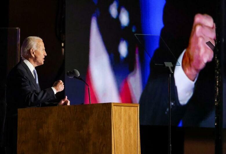 大接戦となった米大統領選で、民主党のジョー・バイデン候補が共和党の現職ドナルド・トランプ候補を破って勝利した。写真は７日、デラウェア州ウィルミントンで勝利宣言するバイデン氏（２０２０年　ロイター/Jonathan Ernst）