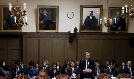 　４月１２日、黒田東彦日銀総裁は衆院財務金融委員会で、日銀の金融政策は為替相場を目的にしていないとあらためて強調しつつ、さらに円安が進行する場合は物価２％目標の達成が早くなる可能性があるのは事実だ、と語った。写真は昨年２月、参院財務金融委員会で答弁する黒田総裁（２０１７年　ロイター／Toru Hanai）
