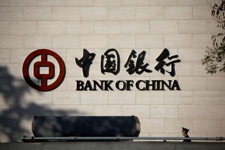 １２月１２日、中国人民銀行（中央銀行）が発表した１１月の人民元建て新規銀行融資は１兆２１００億元（１７３４億８０００万ドル）と、前月から増加した。北京の同銀行前で２０２０年１０月撮影（２０２２年　ロイター/Tingshu Wang）