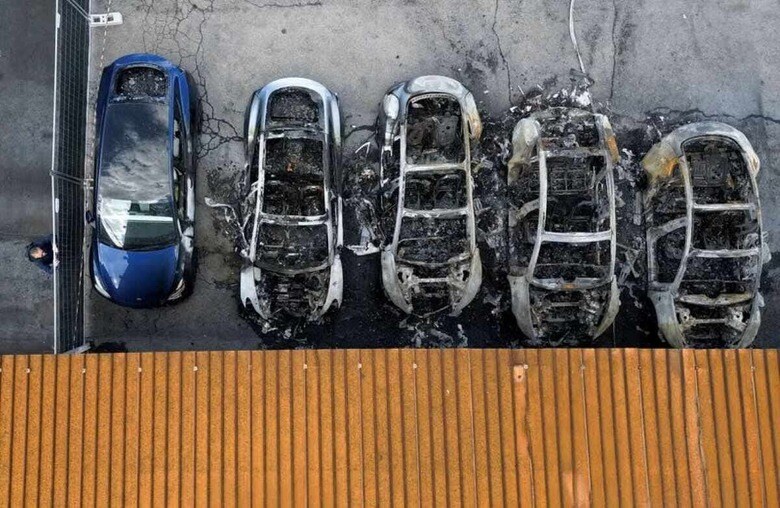 実業家イーロン・マスク氏は３１日、最高経営責任者（ＣＥＯ）を務める米電気自動車（ＥＶ）大手テスラのローマの販売店で発生した火災について、「テロ行為」だとの認識を示した。同日、現場付近で撮影（２０２５年　ロイター/Yara Nardi）