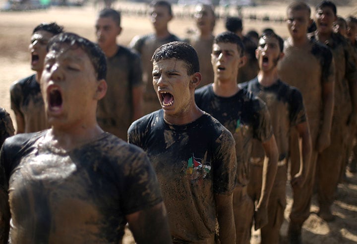 ハマスは毎年実施しているサマーキャンプだと説明するが（写真は7月に実施された青年向けの訓練の様子） Ibraheem Abu Mustafa-REUTERS