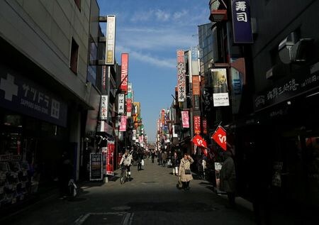 　内閣府が１月２９日に発表した１月消費動向調査によると、消費者態度指数（２人以上の世帯・季節調整値）は、１２月と変わらず、３９．１となった。内訳項目では「耐久消費財の買い時判断」「雇用環境」が改善、「暮らし向き」「収入の増え方」は悪化した。都内で２０１９年１月撮影（２０２０年　ロイター/Issei Kato）