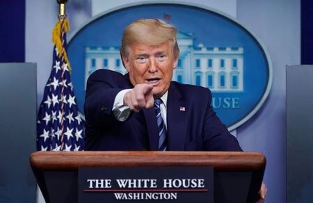 　４月５日、トランプ米大統領は、原油価格が現在の水準にとどまれば「非常に大きな関税」をかけると述べた。ホワイトハウスで撮影（２０２０年　ロイター/Joshua Roberts）