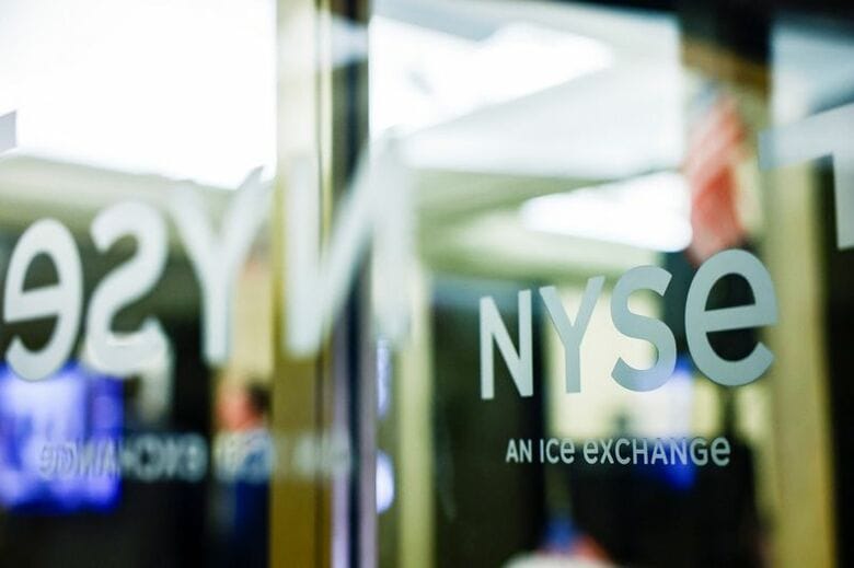 ニューヨーク証券取引所（ＮＹＳＥ）のロゴ。９月、米ニューヨーク市で撮影。REUTERS/Jeenah Moon