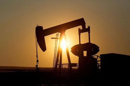 米国時間の原油先物はまちまち。２０１４年７月撮影（２０２２年　ロイター/Todd Korol）