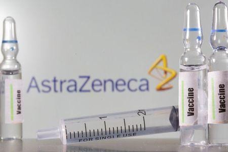 英製薬大手アストラゼネカ<AZN.L>は１２日、中断していた英国での新型コロナウイルスのワクチンの治験について、英政府当局から承認を得て再開したと発表した。画像は同社のロゴとワクチンのラベルが貼られた試験容器。９月９日にサラエボで撮影。（２０２０年　ロイター／Dado Ruvic／llustration）