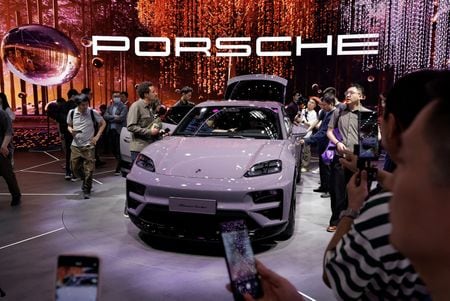 　７月２４日、ドイツの高級スポーツカーメーカー、ポルシェが発表した上半期決算は、市場予想に沿った内容だった。北京で４月２５日撮影（２０２４年　ロイター/Tingshu Wang）