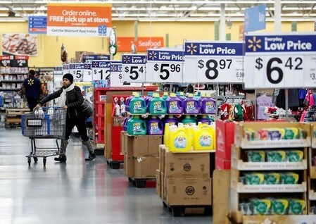 　１２月１５日、１１月の米消費者物価指数は前月比０．２％上昇した。写真はシカゴのウォルマート店舗。前月２３日撮影。（２０１６年　ロイター／Kamil Krzaczynski ）