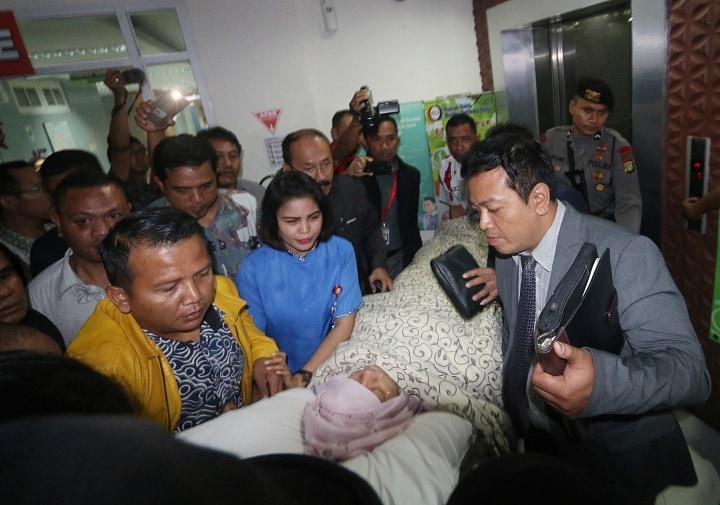「事故」で担ぎ込まれた病院から別の病院に移されるノファント国会議長　Antara Foto/Wibowo Armando/REUTERS